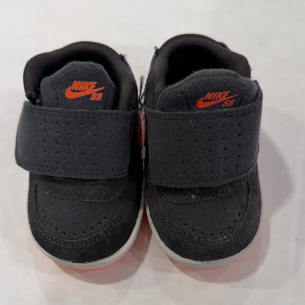 Nike Infant Crib/Walker Shoes - Dark Gray - Size 2C - Hardly Used